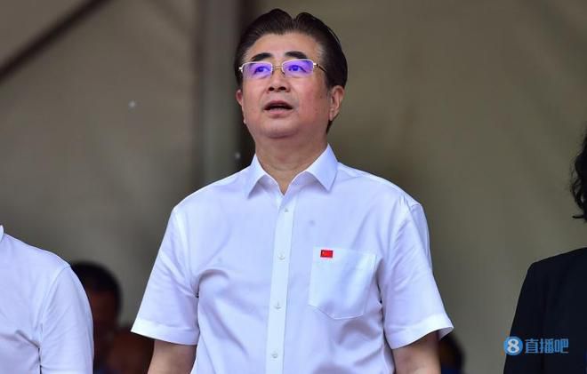 一缕阳光透过缝隙直射进来，到处金灿灿一片